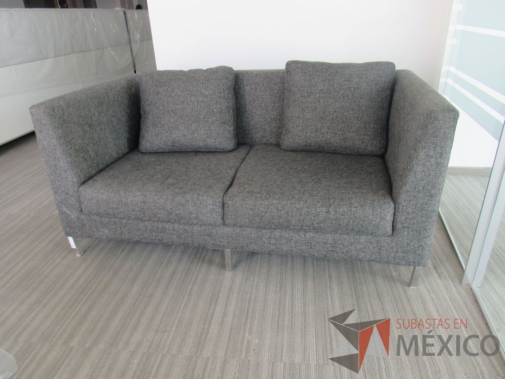 INV 100 - Sillón de 2 plazas con base metálica, asiento y respaldo en tela color gris - Imagen 6