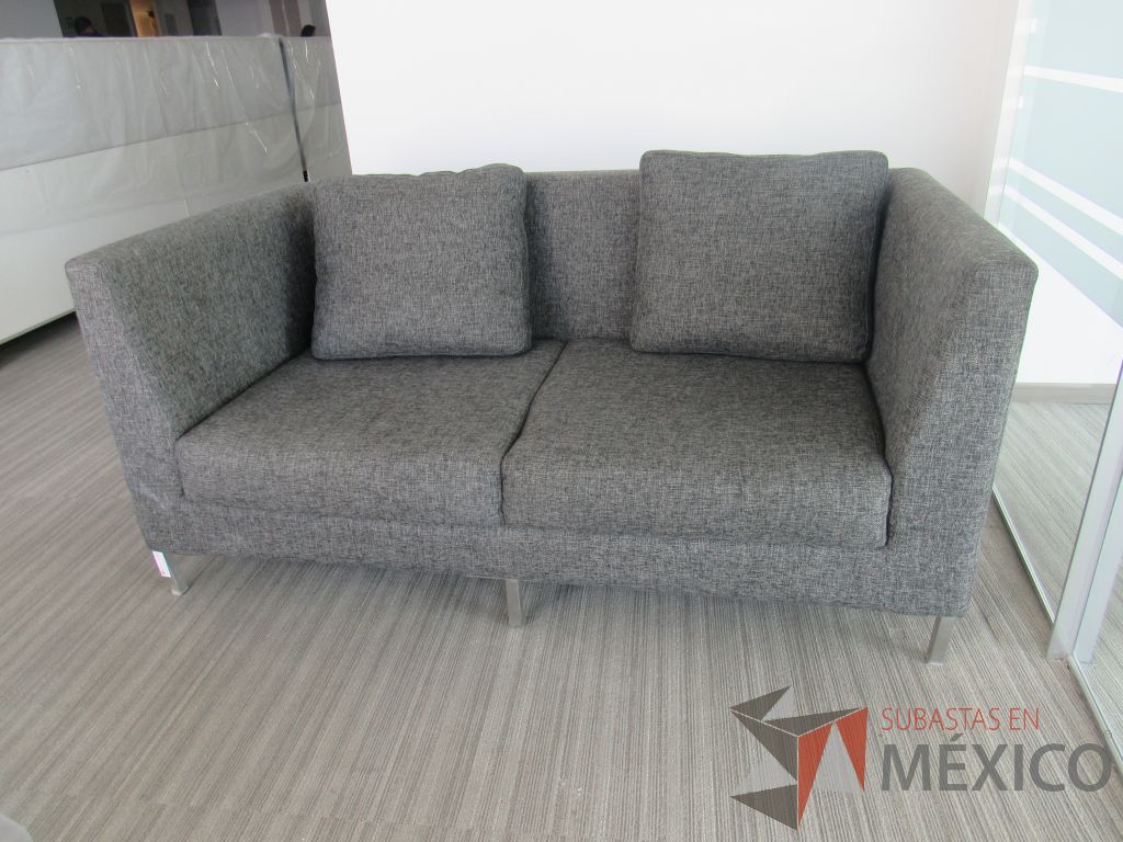 INV 100 - Sillón de 2 plazas con base metálica, asiento y respaldo en tela color gris - Imagen 7