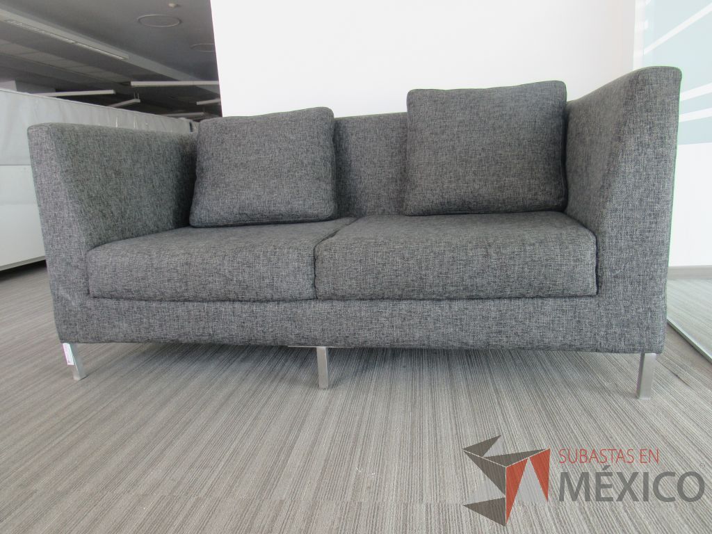 INV 100 - Sillón de 2 plazas con base metálica, asiento y respaldo en tela color gris - Imagen 8
