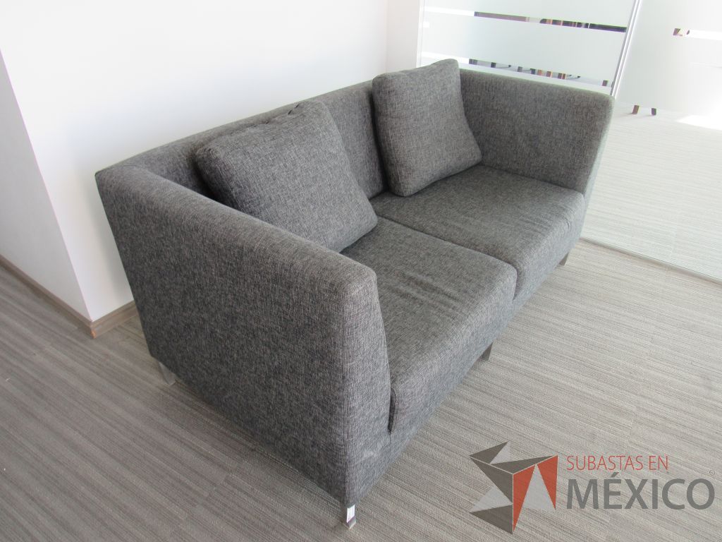 INV 100 - Sillón de 2 plazas con base metálica, asiento y respaldo en tela color gris - Imagen 9