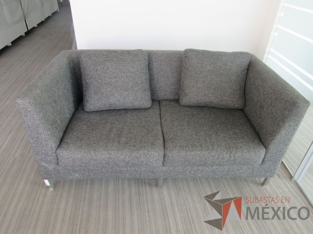 INV 100 - Sillón de 2 plazas con base metálica, asiento y respaldo en tela color gris - Imagen 10