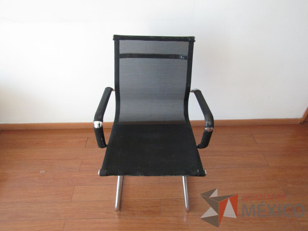 Lote 012 - 2 Sillas tipo trineo, descansabrazos, asiento y respaldo en malla color negro