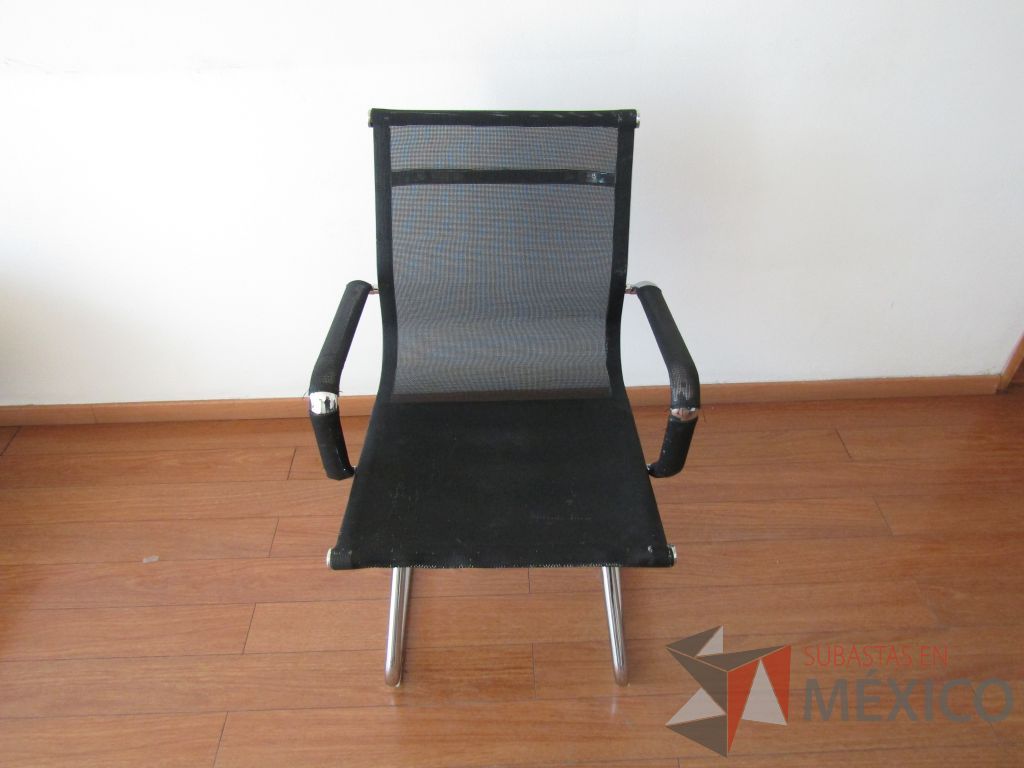 Lote 002 - 2 Sillas tipo trineo, descansabrazos, asiento y respaldo en malla color negro - Imagen 2