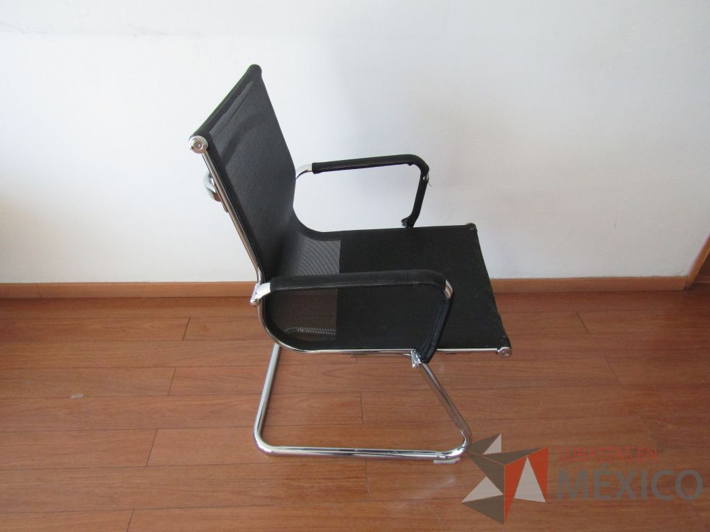Lote 049 - 2 Sillas tipo trineo, descansabrazos, asiento y respaldo en malla color negro - Imagen 5