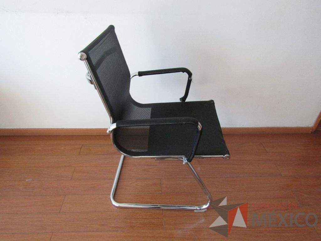 Lote 039 - 2 Sillas tipo trineo, descansabrazos, asiento y respaldo en malla color negro - Imagen 4