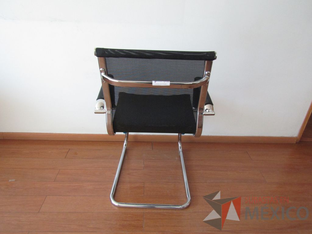 Lote 002 - 2 Sillas tipo trineo, descansabrazos, asiento y respaldo en malla color negro - Imagen 6