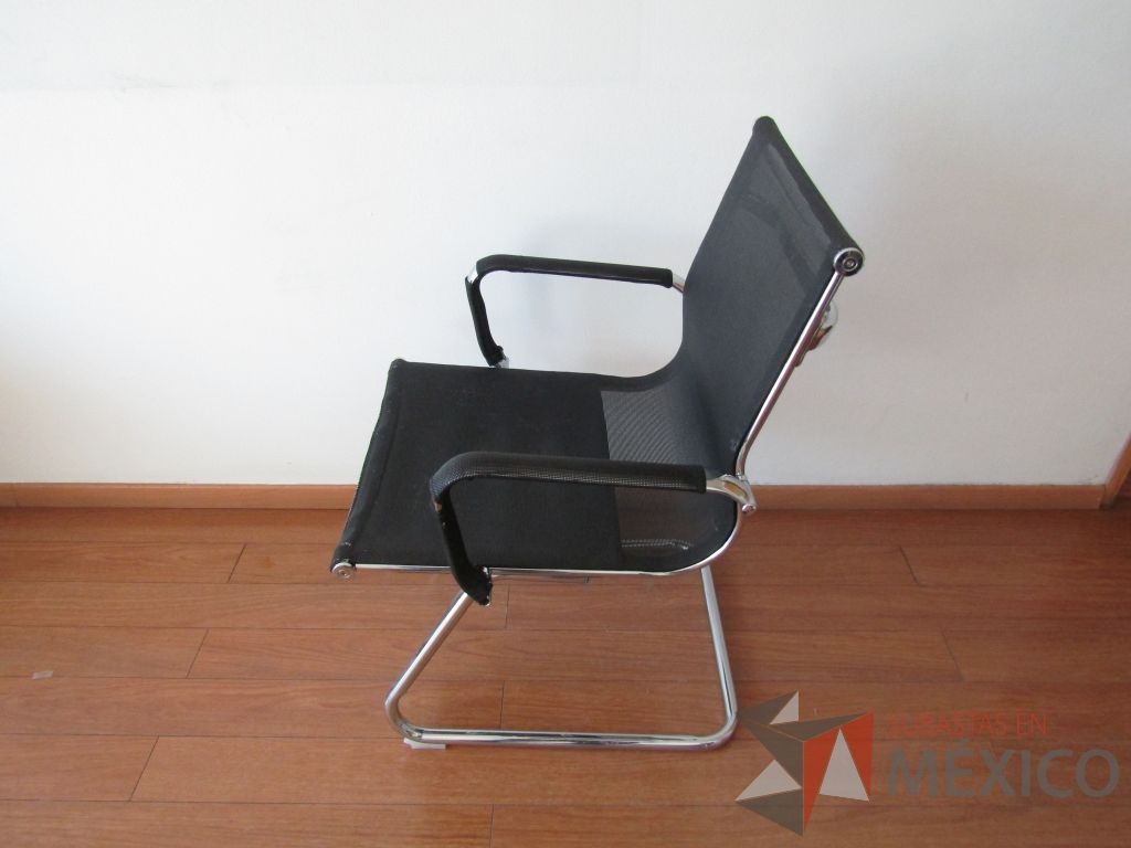 Lote 012 - 2 Sillas tipo trineo, descansabrazos, asiento y respaldo en malla color negro - Imagen 5