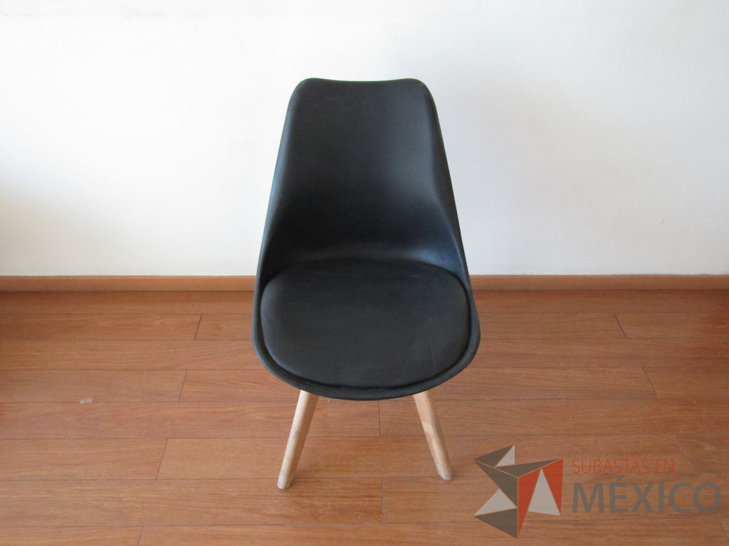 Lote 040 - 2 Sillas fijas, patas de madera , asiento tipo piel color negro y respaldo de plástico color negro