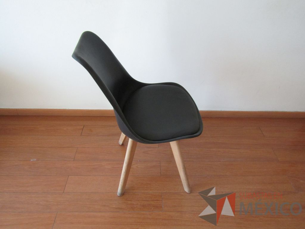 Lote 040 - 2 Sillas fijas, patas de madera , asiento tipo piel color negro y respaldo de plástico color negro - Imagen 2