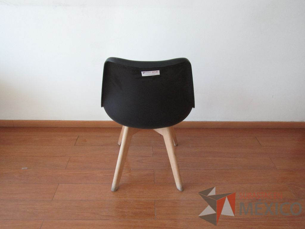 Lote 040 - 2 Sillas fijas, patas de madera , asiento tipo piel color negro y respaldo de plástico color negro - Imagen 3