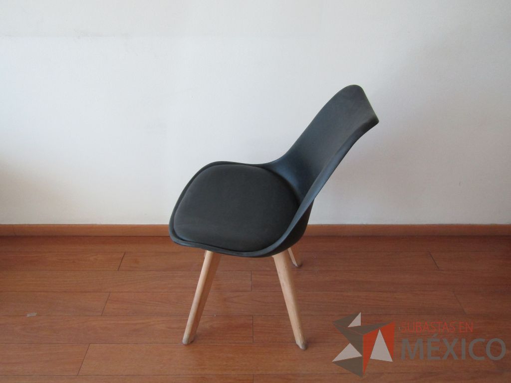 Lote 040 - 2 Sillas fijas, patas de madera , asiento tipo piel color negro y respaldo de plástico color negro - Imagen 4