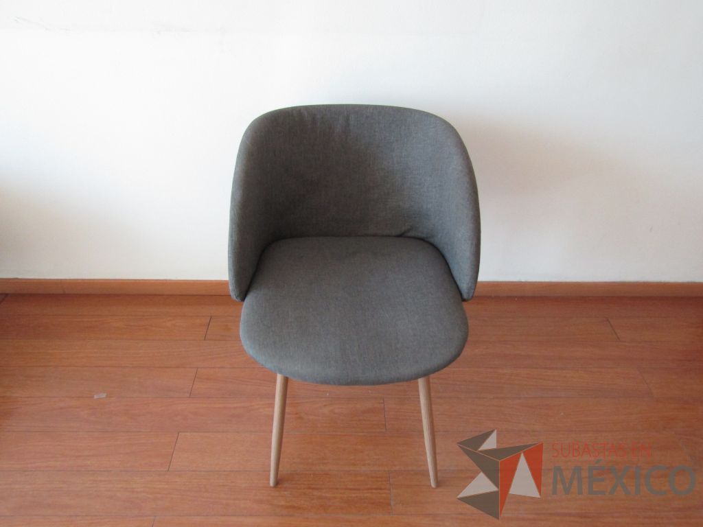 Lote 010 - 2 Sillas fijas, patas de madera, asiento y respaldo en tela color gris.