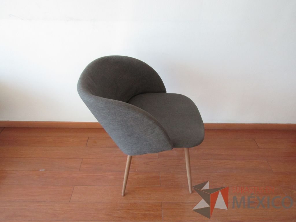 Lote 010 - 2 Sillas fijas, patas de madera, asiento y respaldo en tela color gris. - Imagen 2