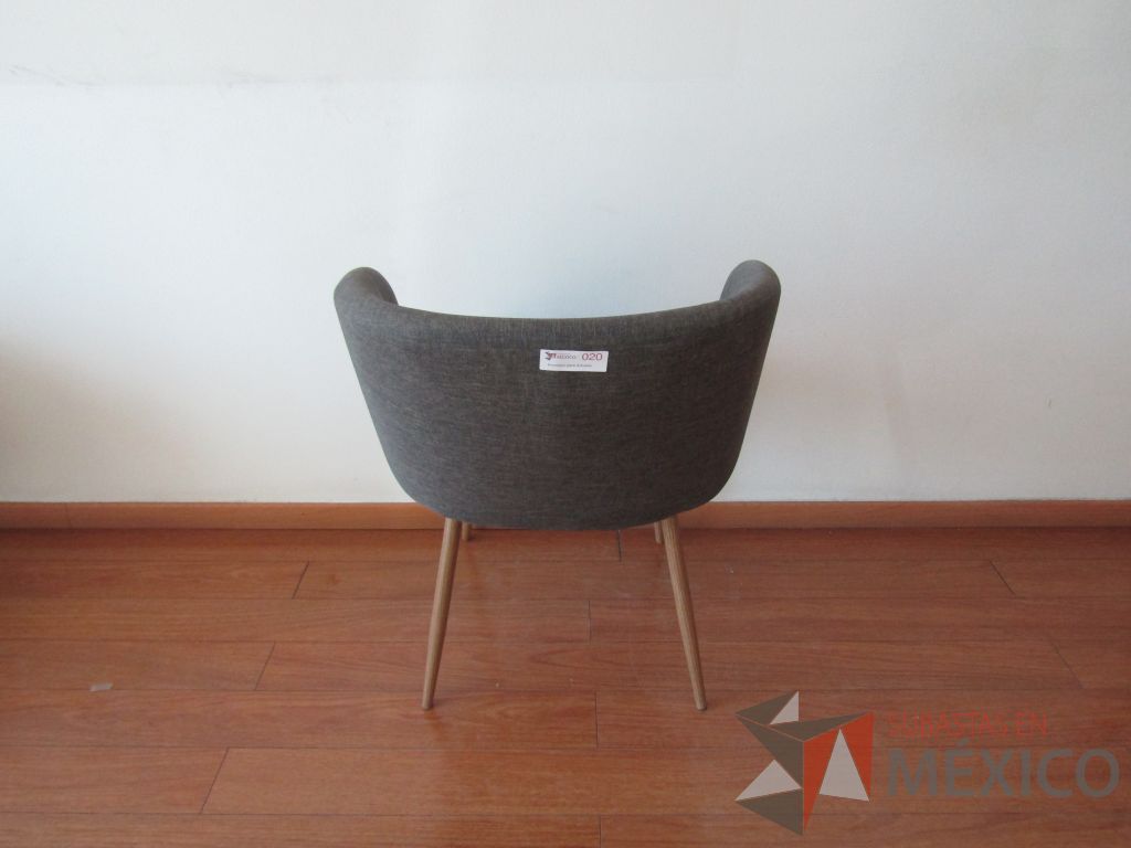 Lote 010 - 2 Sillas fijas, patas de madera, asiento y respaldo en tela color gris. - Imagen 3