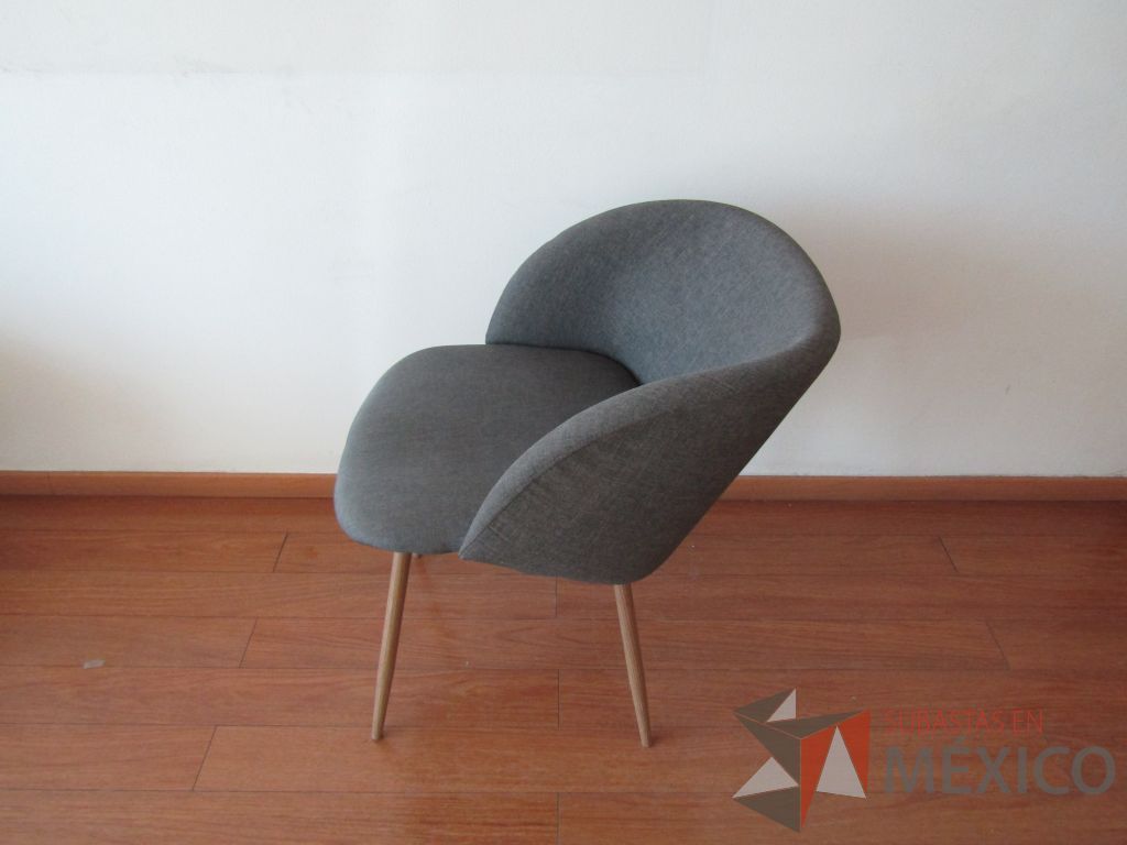 Lote 010 - 2 Sillas fijas, patas de madera, asiento y respaldo en tela color gris. - Imagen 4