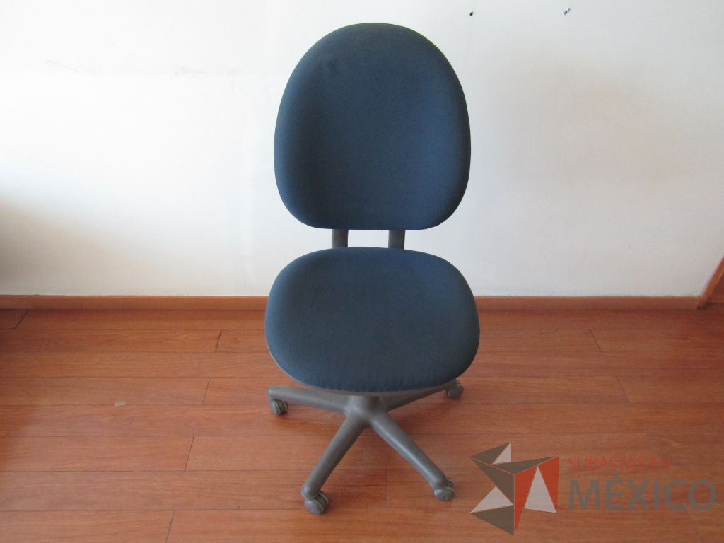 Lote 011 - Silla secretarial con ruedas, asiento y respaldo en tela color azul