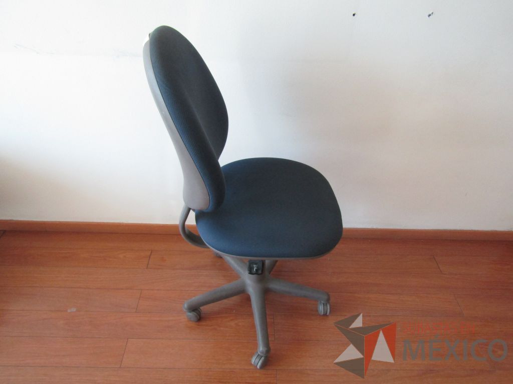 Lote 011 - Silla secretarial con ruedas, asiento y respaldo en tela color azul - Imagen 2