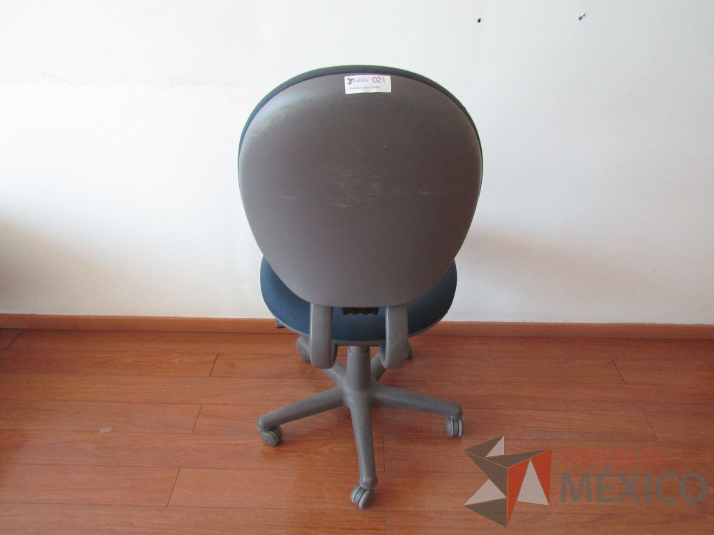 Lote 011 - Silla secretarial con ruedas, asiento y respaldo en tela color azul - Imagen 3