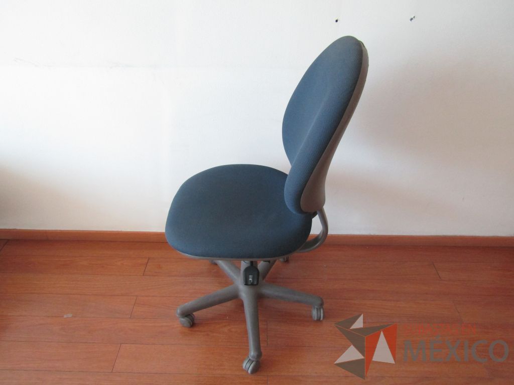 Lote 011 - Silla secretarial con ruedas, asiento y respaldo en tela color azul - Imagen 4