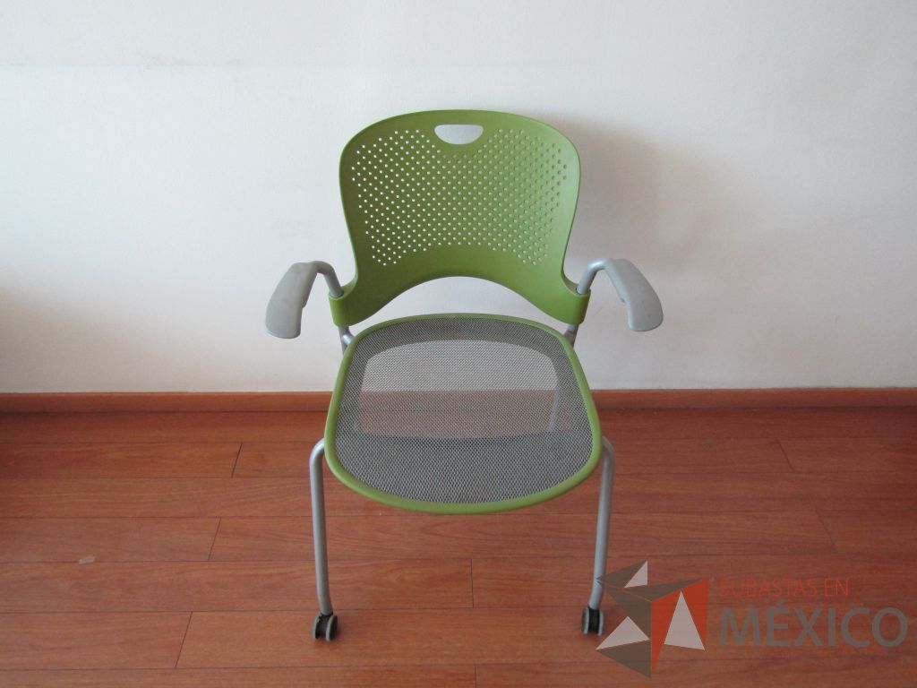 Lote 014 - 5 Sillas de visita con ruedas, descansabrazos fijo, asiento en malla y respaldo de plástico color verde