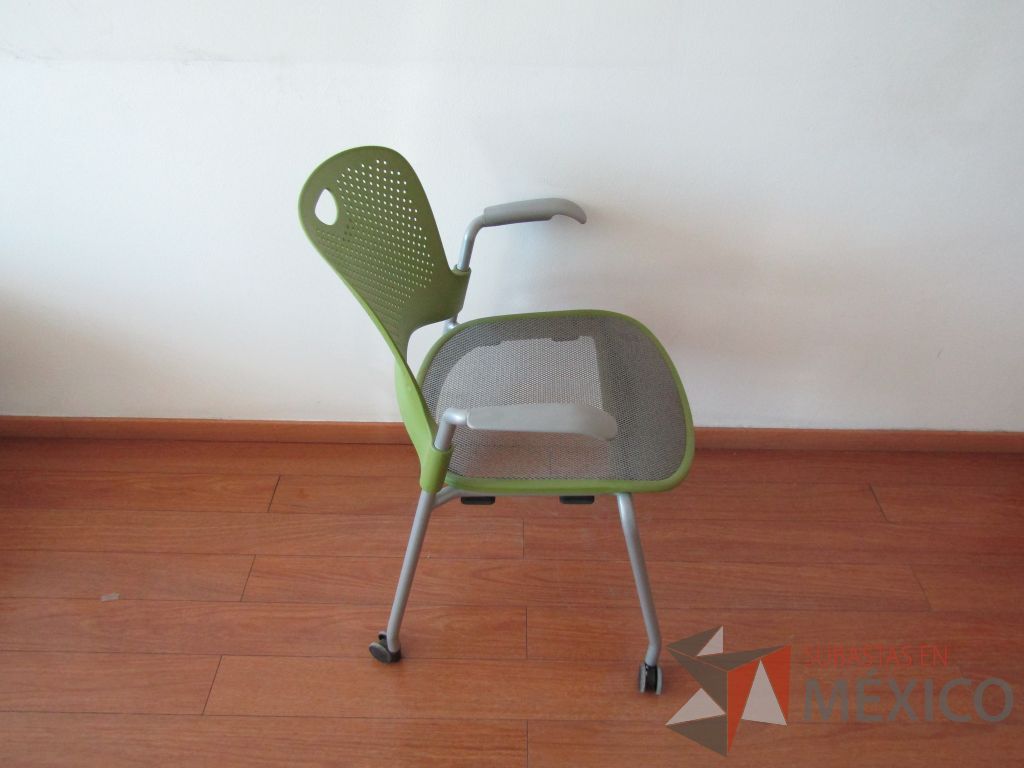 Lote 014 - 5 Sillas de visita con ruedas, descansabrazos fijo, asiento en malla y respaldo de plástico color verde - Imagen 2