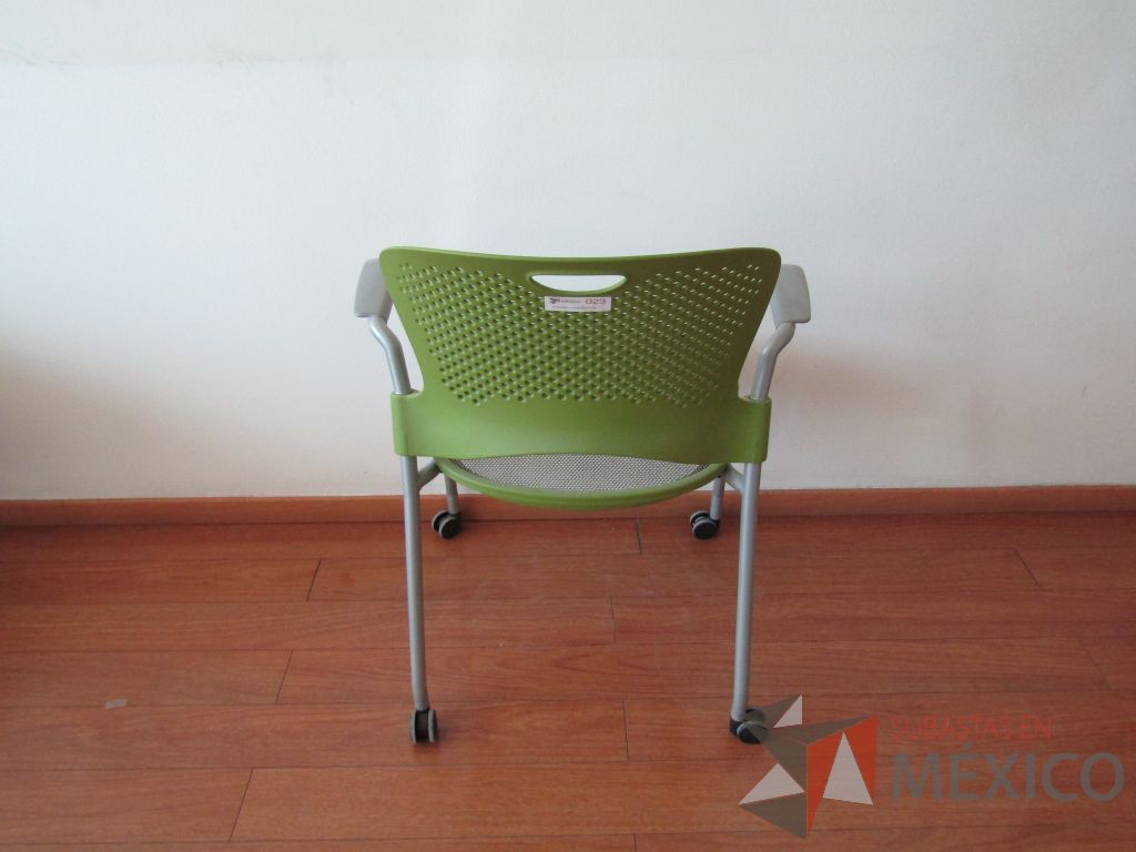 Lote 014 - 5 Sillas de visita con ruedas, descansabrazos fijo, asiento en malla y respaldo de plástico color verde - Imagen 3