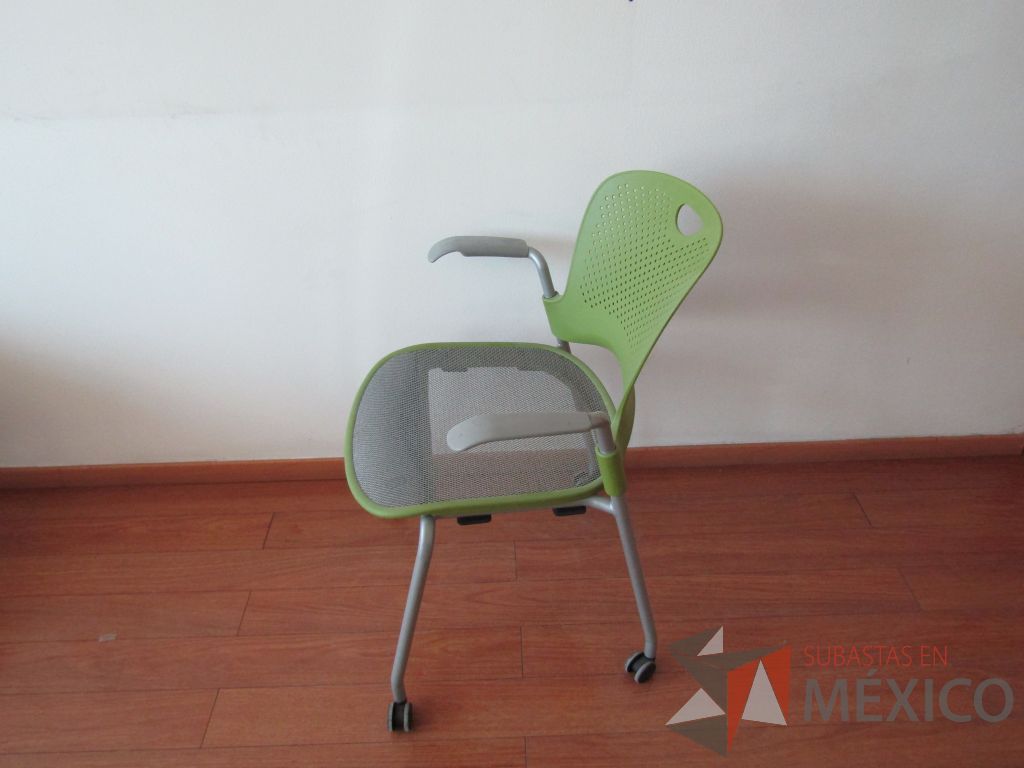 Lote 014 - 5 Sillas de visita con ruedas, descansabrazos fijo, asiento en malla y respaldo de plástico color verde - Imagen 4