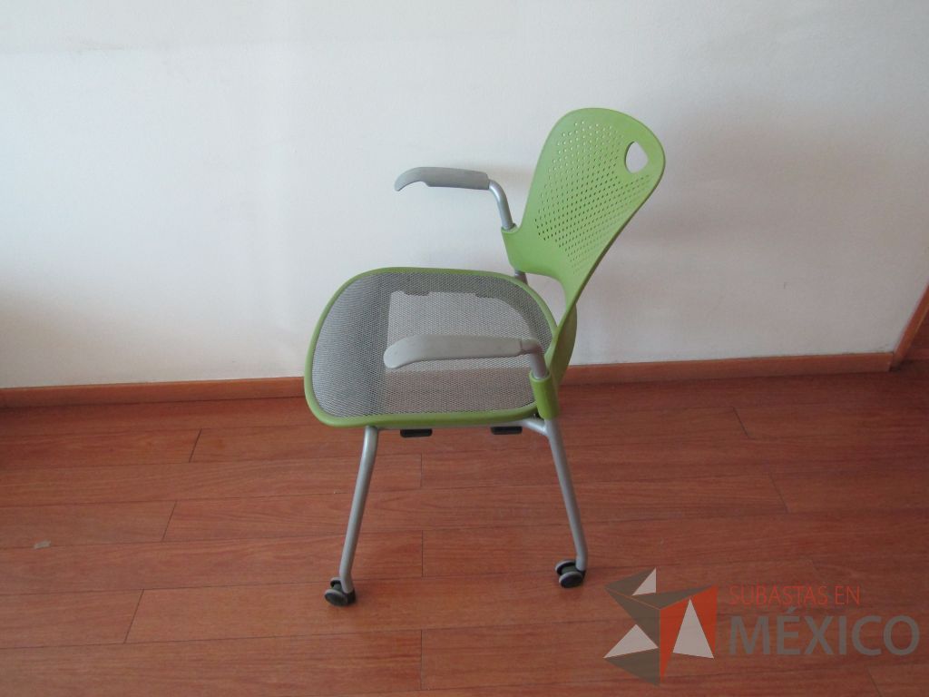 Lote 014 - 5 Sillas de visita con ruedas, descansabrazos fijo, asiento en malla y respaldo de plástico color verde - Imagen 7