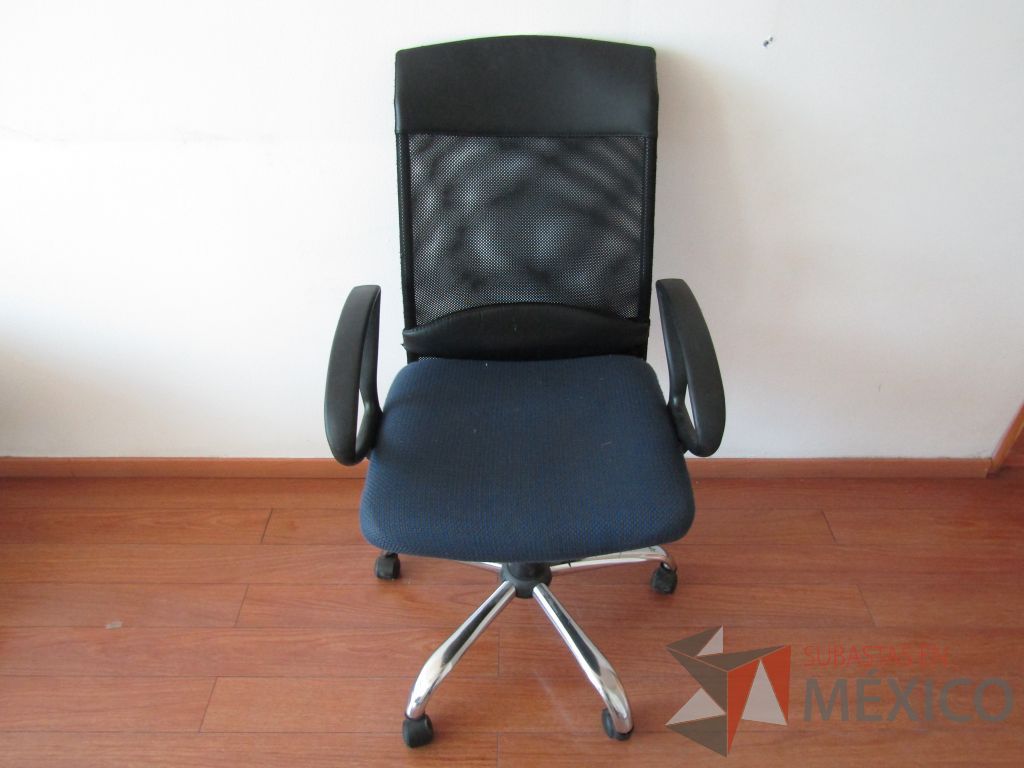 Lote 016 - 2 Sillas ejecutivas con ruedas, descansabrazos fijo, asiento en tela color azul y respaldo en malla. - Imagen 3