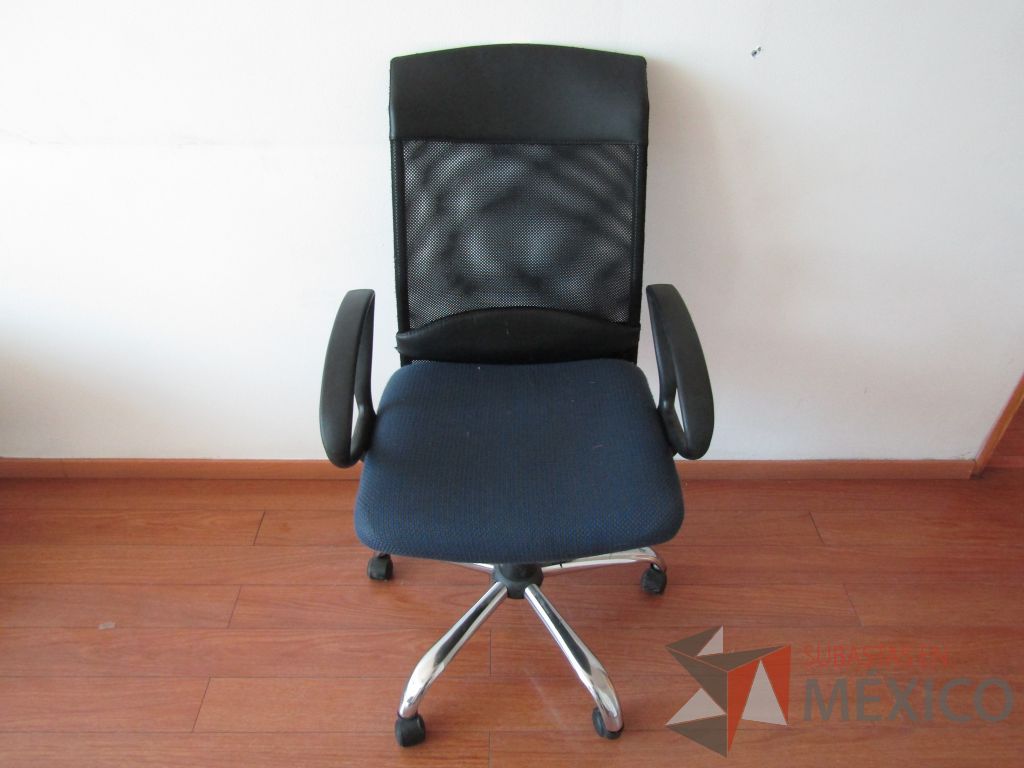 Lote 016 - 2 Sillas ejecutivas con ruedas, descansabrazos fijo, asiento en tela color azul y respaldo en malla.