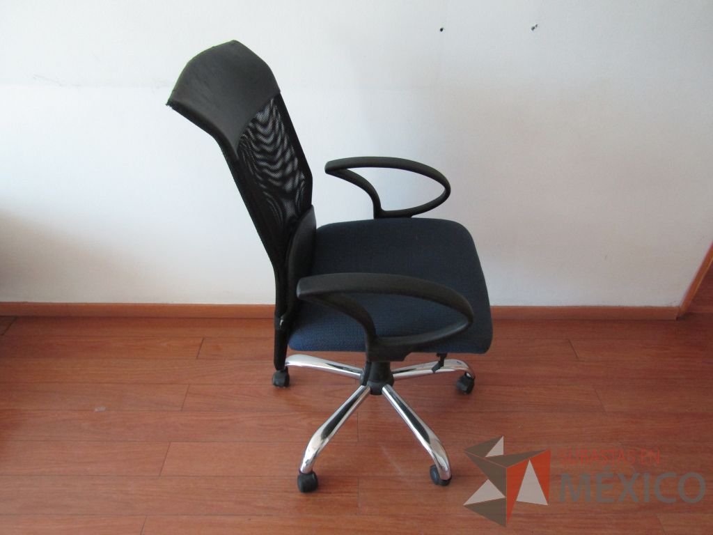 Lote 016 - 2 Sillas ejecutivas con ruedas, descansabrazos fijo, asiento en tela color azul y respaldo en malla. - Imagen 4