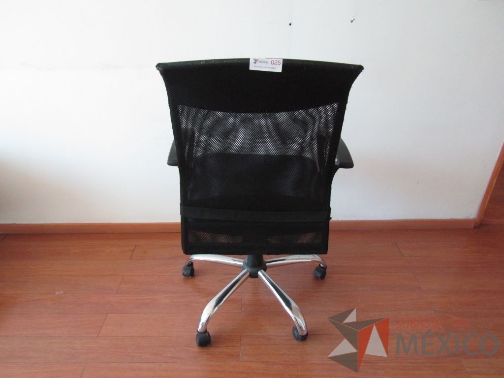 Lote 016 - 2 Sillas ejecutivas con ruedas, descansabrazos fijo, asiento en tela color azul y respaldo en malla. - Imagen 5