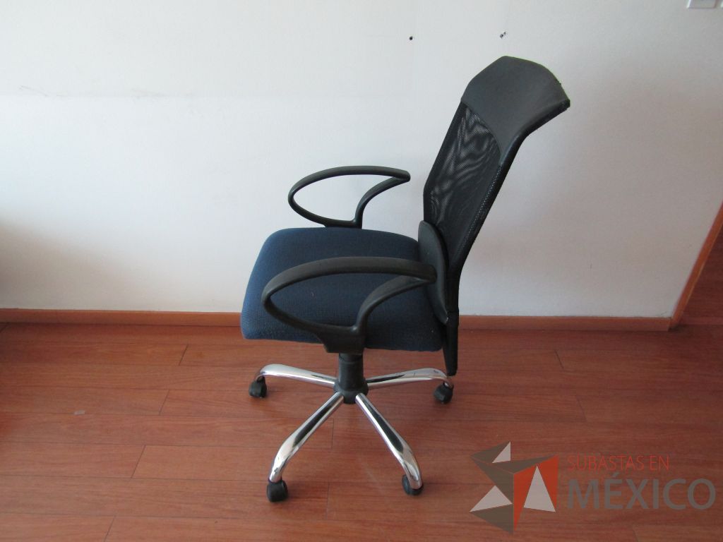 Lote 016 - 2 Sillas ejecutivas con ruedas, descansabrazos fijo, asiento en tela color azul y respaldo en malla. - Imagen 2