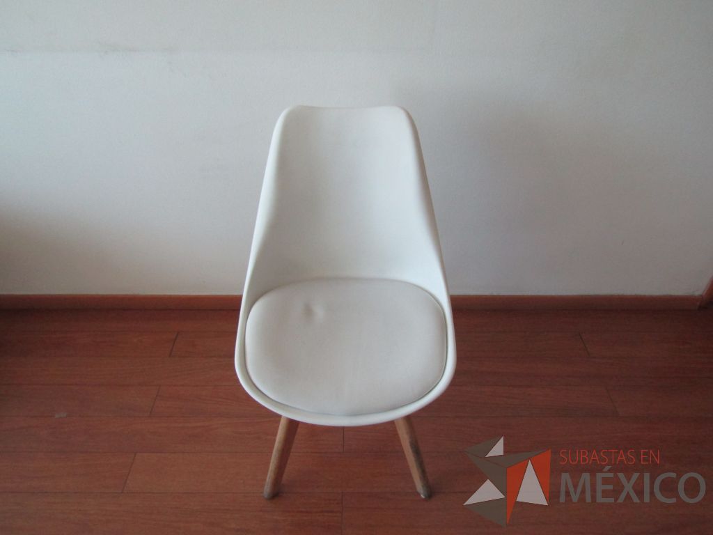 Lote 035 - 4 Sillas fijas, patas de madera , asiento tipo piel color blanco y respaldo de plástico color blanco