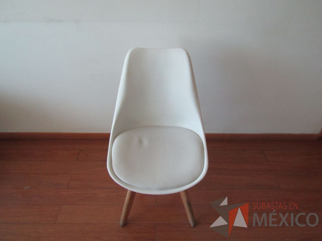 Lote 053 - 4 Sillas fijas, patas de madera , asiento tipo piel color blanco y respaldo de plástico color blanco - Imagen 2