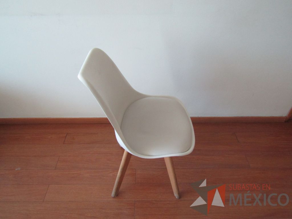 Lote 042 - 4 Sillas fijas, patas de madera , asiento tipo piel color blanco y respaldo de plástico color blanco - Imagen 4