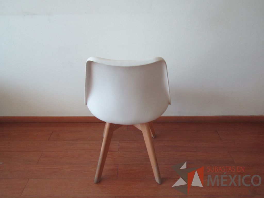 Lote 042 - 4 Sillas fijas, patas de madera , asiento tipo piel color blanco y respaldo de plástico color blanco - Imagen 5
