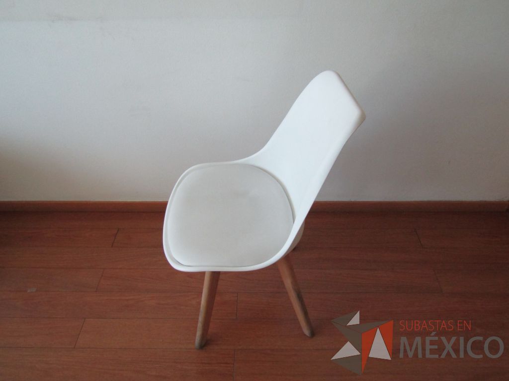 Lote 035 - 4 Sillas fijas, patas de madera , asiento tipo piel color blanco y respaldo de plástico color blanco - Imagen 5