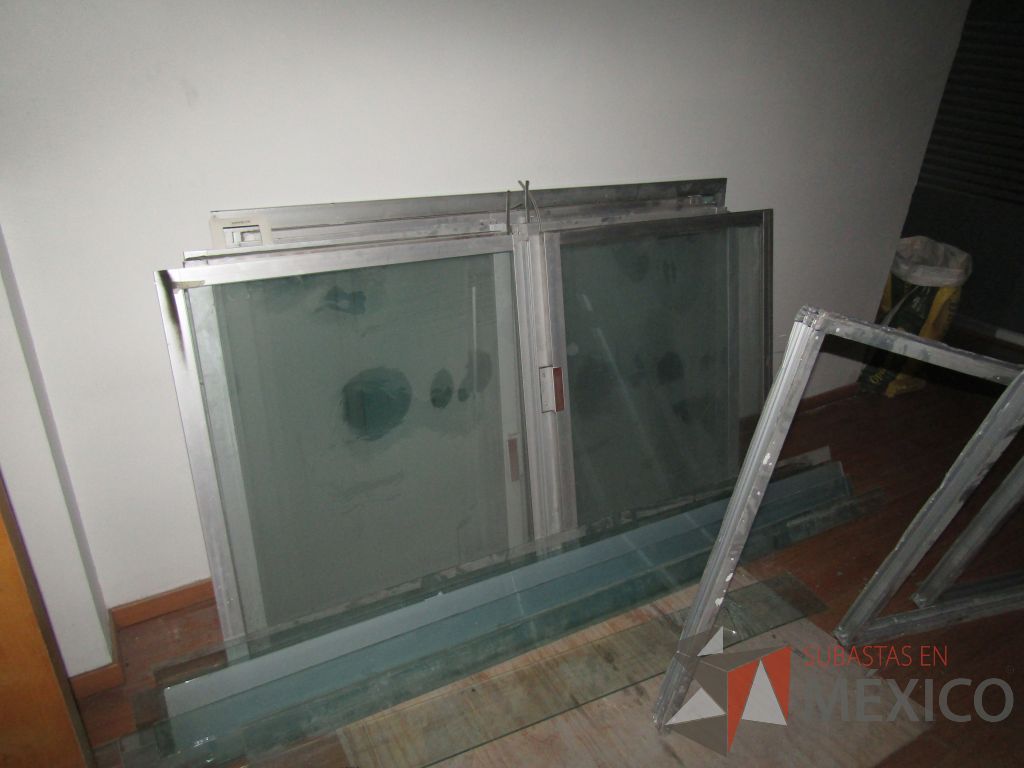 Lote 074 - Lote de cristales y de madera 150 pzas. aprox