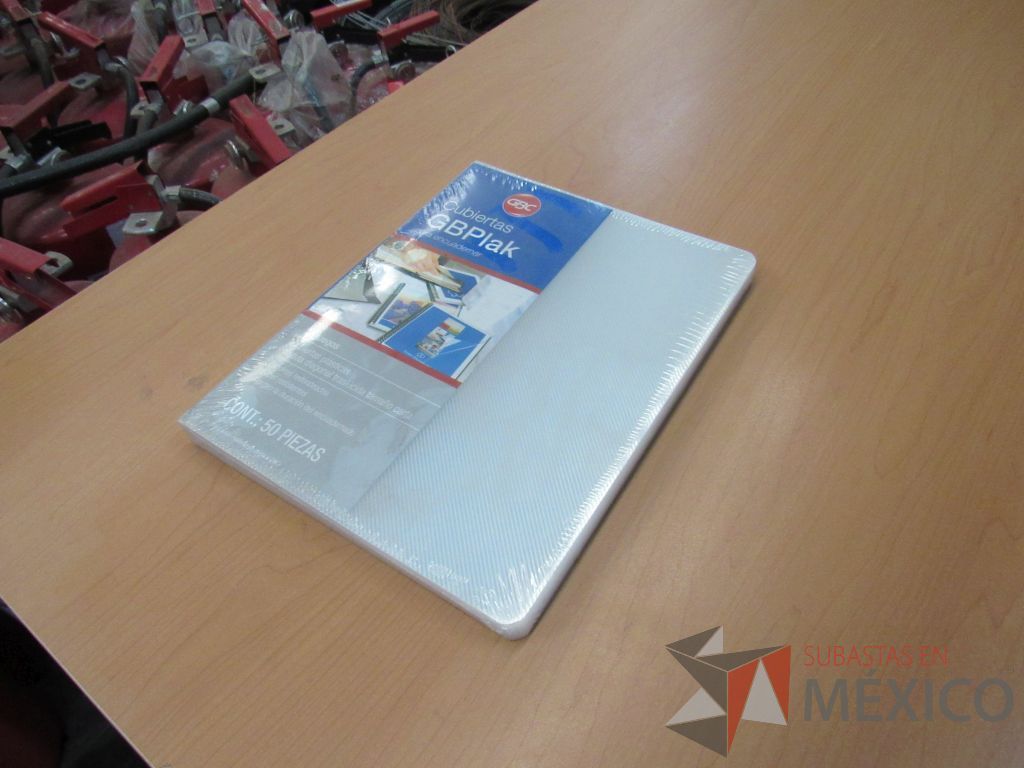 Lote 004 - 1017 Artículos de papelería, cubiertas para engargolar, revisteros, perforadora de 2 orificios ... - Imagen 2