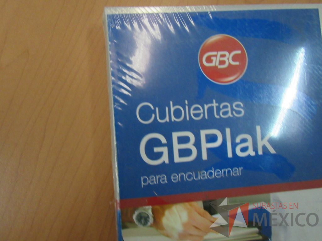 Lote 004 - 1017 Artículos de papelería, cubiertas para engargolar, revisteros, perforadora de 2 orificios ... - Imagen 3