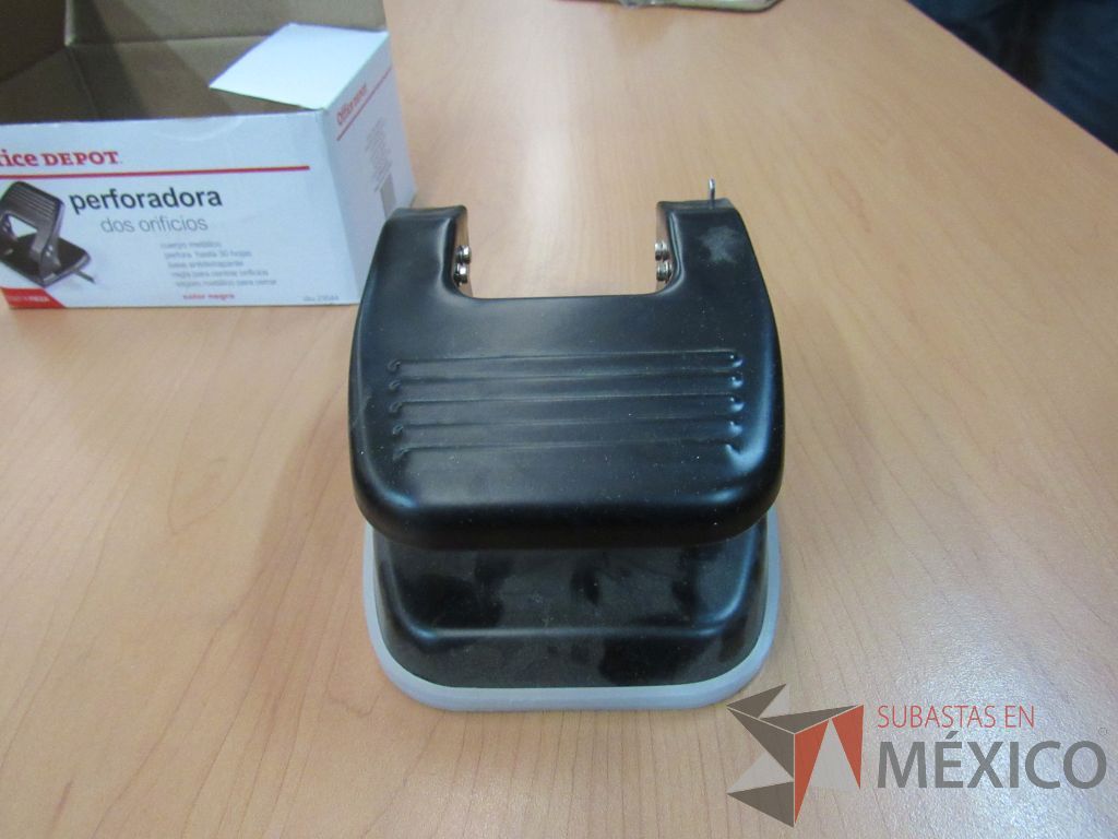 Lote 004 - 1017 Artículos de papelería, cubiertas para engargolar, revisteros, perforadora de 2 orificios ...