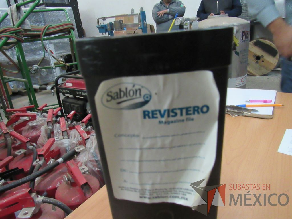 Lote 004 - 1017 Artículos de papelería, cubiertas para engargolar, revisteros, perforadora de 2 orificios ... - Imagen 16
