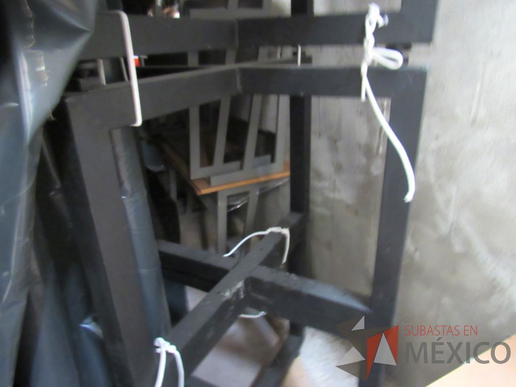 Lote 013 - Mesa de trabajo cuadrada para 4 personas con base metálica color café - Imagen 2