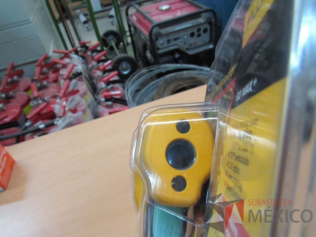 Lote 016 - 126 Artículos de enfermería, collarín, camillas de primeros auxilios, desfibrilador... - Imagen 59