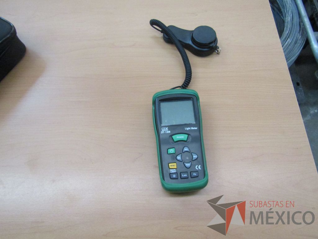 Lote 078 - Lote de herramientas con pinturas, cajas y calibradores - Imagen 40