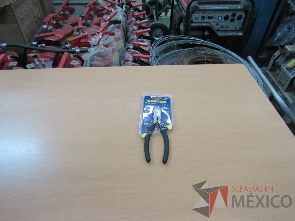 Lote 017 - 786 pzas de herramientas, pirómetro con puntero laser, cinta larga metálica 20M, pinzas de corte... - Imagen 8