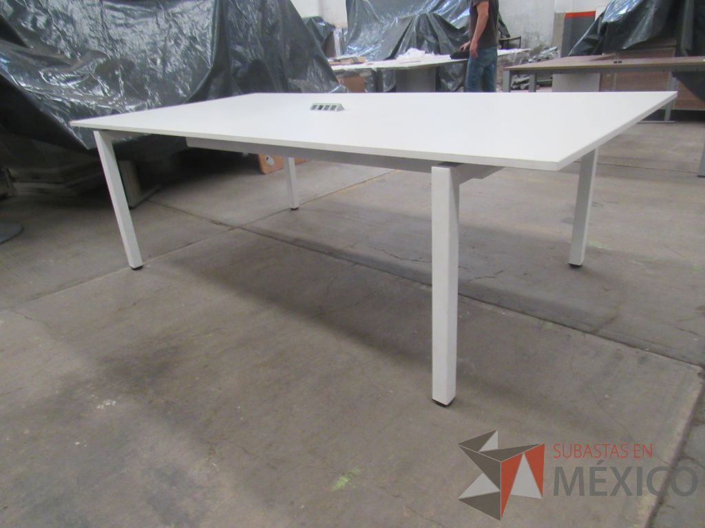 Lote 030 - Mesa de sala de juntas para 6 personas con base metálica y accesorio para conexiones - Imagen 3