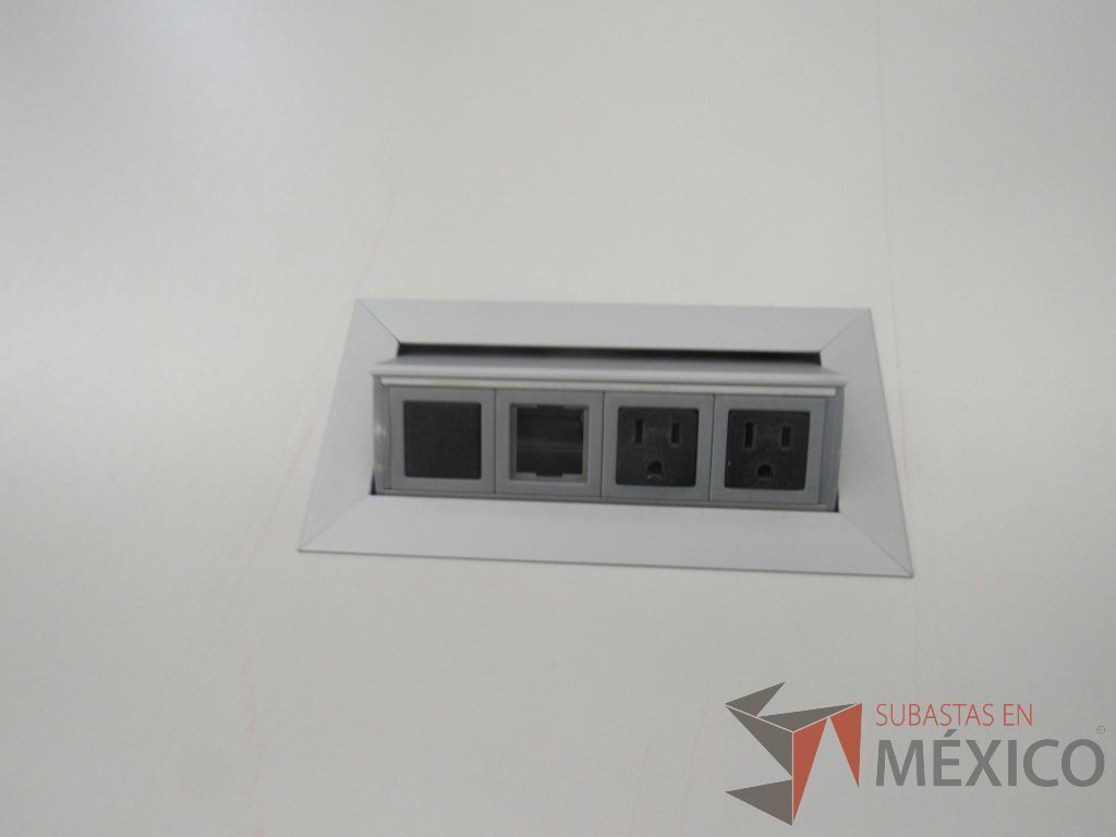Lote 030 - Mesa de sala de juntas para 6 personas con base metálica y accesorio para conexiones - Imagen 4