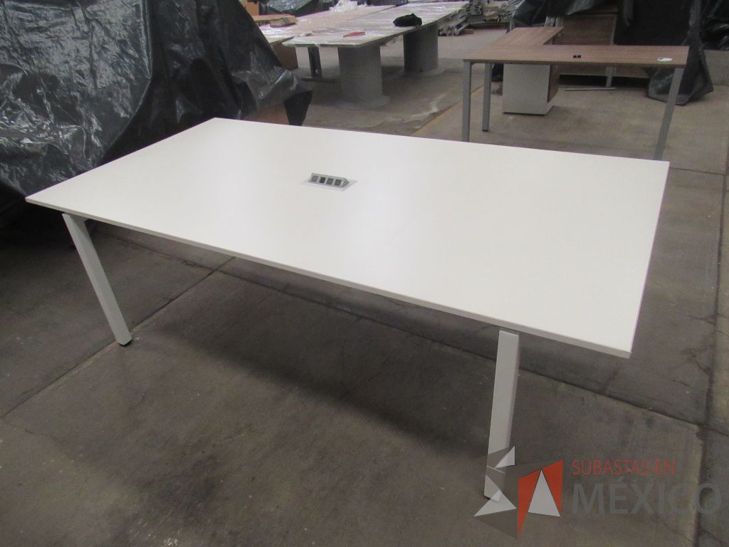 Lote 011 - Mesa de sala de juntas para 6 personas con base metálica y accesorio para conexiones - Imagen 5